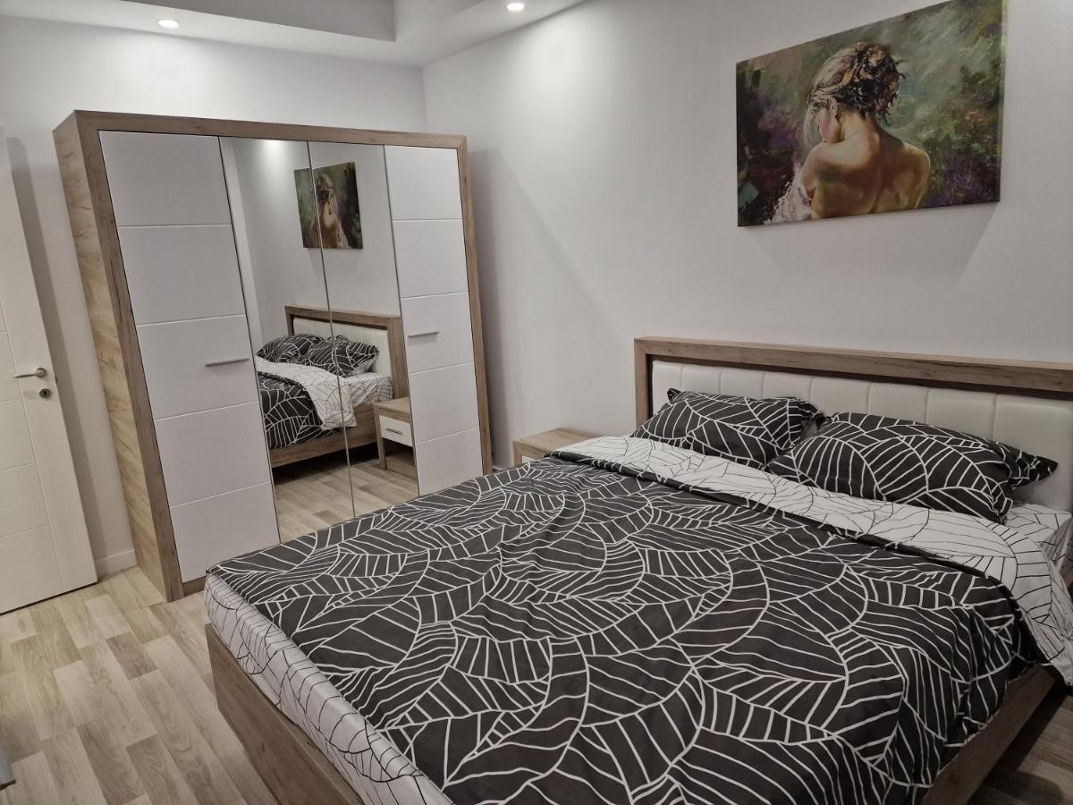 Golden Cosmopolis Apartment Cretuleasca Luaran gambar