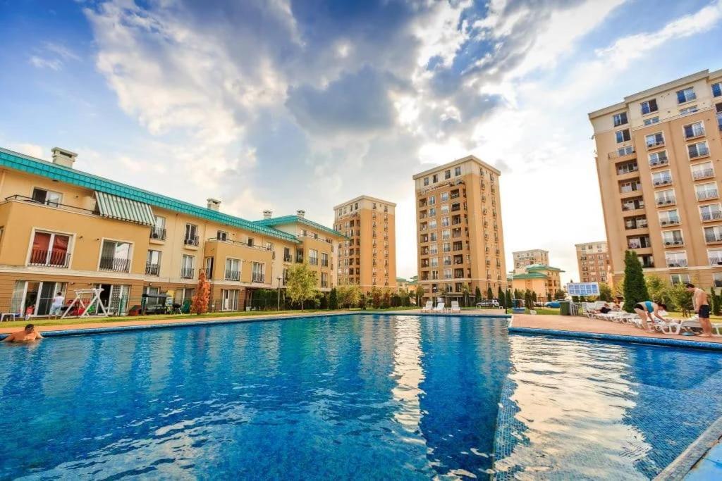 Golden Cosmopolis Apartment Cretuleasca Luaran gambar